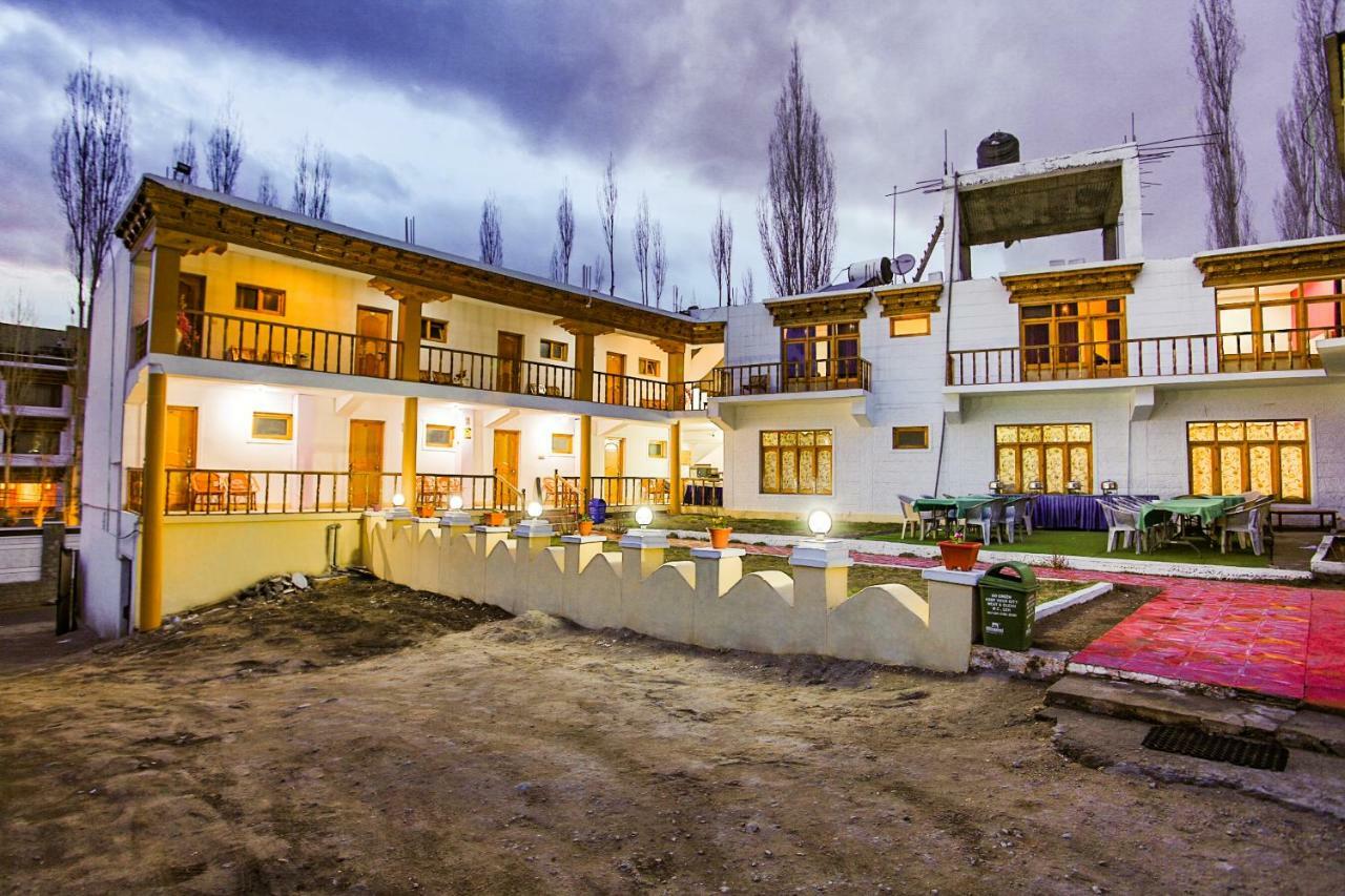 Oyo 37004 City Heart Guest House Leh Buitenkant foto